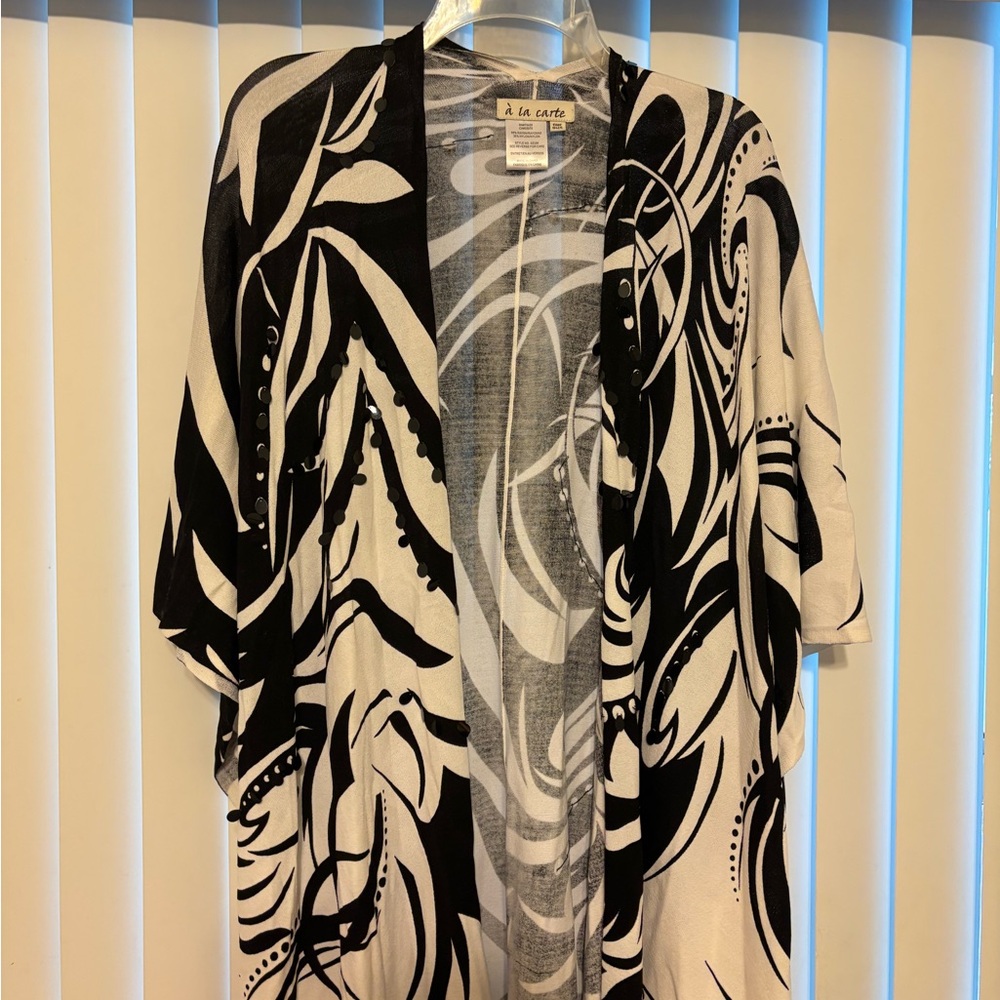 A La Carte Black and White Scarf Wrap